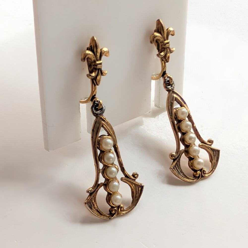Vintage Gold Tone Fleur De Lis Ornate Faux Pearl Doorknocker Clip On Earrings - Picture 2 of 3